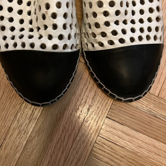 Loeffler Randall white & black perforated cap-toe flat espadrilles. Size 7.5 - Picture 4 of 5